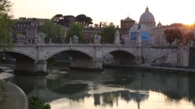 Antik Castel ve Ponte Sant'Angelo, Roma, İtalya'nın manzarası. Güneşli bir günde doğal manzara. Tiber Nehri'nin dolgusu