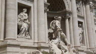 Roma, İtalya - 18 Nisan 2019: Ünlü Trevi Çeşmesi (Fontana di Trevi) ve Piazza Trevi, Roma civarındaki insanlar. Dahili 1762, Nicola Salvi tarafından tasarlanan.