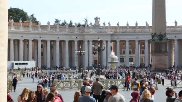 ローマ イタリア 2019年4月18日 観光客がローマ イタリアのサンピエトロ大聖堂とバチカン広場を訪問 — ストック動画