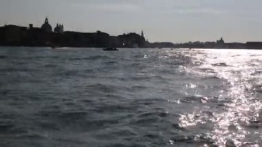 Venedik, İtalya - 19 Nisan 2019: Venedik, doğa, vatandaşlar ve turistlerin turistik mekanlarında su otobüsünden (vaporetto, kanal teknesi, vapur, toplu taşıma için kullanılan motorlu tekne) görünümü.