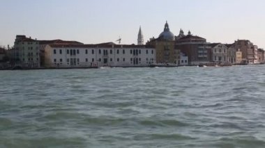 Venedik, İtalya - 19 Nisan 2019: Venedik, doğa, vatandaşlar ve turistlerin turistik mekanlarında su otobüsünden (vaporetto, kanal teknesi, vapur, toplu taşıma için kullanılan motorlu tekne) görünümü.