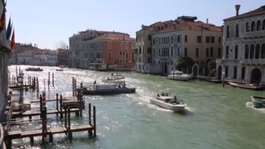 Venedik, İtalya - 19 Nisan 2019: Venedik, doğa, vatandaşlar ve turistlerin turistik mekanlarında su otobüsünden (vaporetto, kanal teknesi, vapur, toplu taşıma için kullanılan motorlu tekne) görünümü.