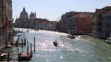 Venedik, İtalya - 19 Nisan 2019: Venedik, doğa, vatandaşlar ve turistlerin turistik mekanlarında su otobüsünden (vaporetto, kanal teknesi, vapur, toplu taşıma için kullanılan motorlu tekne) görünümü.