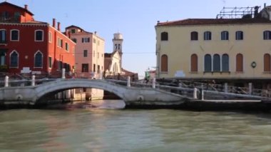Venedik, İtalya - 19 Nisan 2019: Venedik, doğa, vatandaşlar ve turistlerin turistik mekanlarında su otobüsünden (vaporetto, kanal teknesi, vapur, toplu taşıma için kullanılan motorlu tekne) görünümü.