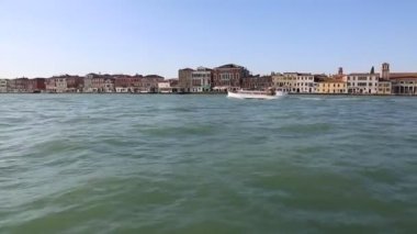 Venedik, İtalya - 19 Nisan 2019: Venedik, doğa, vatandaşlar ve turistlerin turistik mekanlarında su otobüsünden (vaporetto, kanal teknesi, vapur, toplu taşıma için kullanılan motorlu tekne) görünümü.