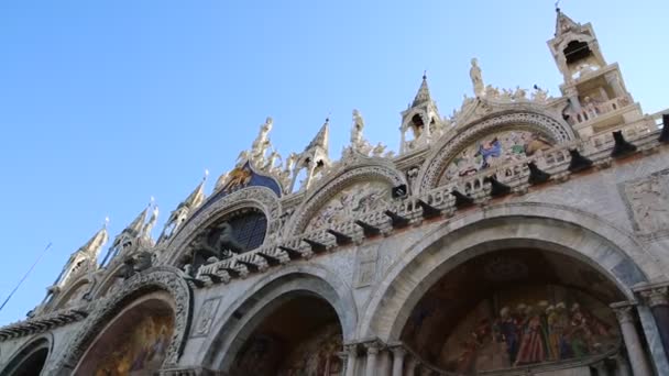 ヴェネツィア イタリア 2019年4月20日 イタリアのヴェネツィアにある聖マルコ大聖堂をご覧ください 1807年からヴェネツィアの大聖堂教会 聖マルコの遺跡を収容するために9世紀に建てられました — ストック動画