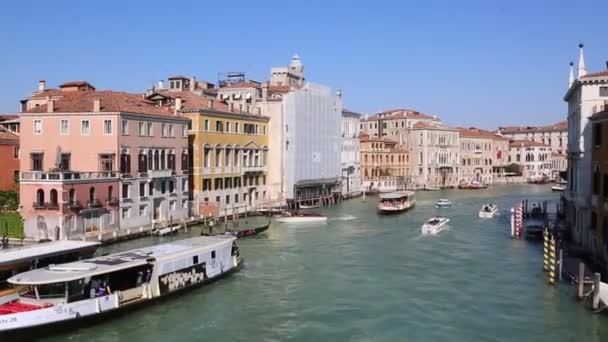 Venice Olaszország Április 2019 Kilátás Vízibusz Vaporetto Csatorna Csónak Gőzhajó — Stock videók