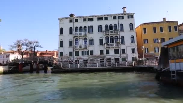 意大利威尼斯 2019年4月19日 从水上巴士 运河船 用于公共交通的摩托艇 查看城市威尼斯的景点 市民和游客 — 图库视频影像