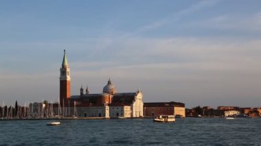 Venedik, İtalya - 20 Nisan 2019: Venedik, doğa, vatandaşlar ve turistlerin turistik mekanlarında su otobüsünden (vaporetto, kanal teknesi, vapur, toplu taşıma için kullanılan motorlu tekne) görünümü.