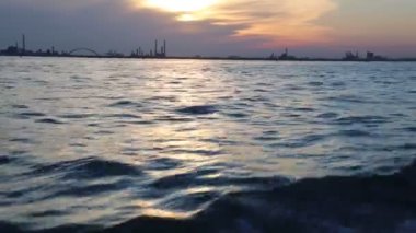 Denizin muhteşem dalgalarında su otobüsünden (vaporetto, kanal teknesi, vapur, toplu taşıma için kullanılan motorbot) görünümü