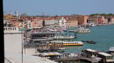 Venedik, İtalya - 20 Nisan 2019: Venedik, doğa, vatandaşlar ve turistlerin turistik mekanlarında su otobüsünden (vaporetto, kanal teknesi, vapur, toplu taşıma için kullanılan motorlu tekne) görünümü.