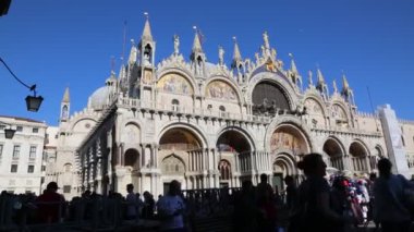 Venedik, İtalya - 20 Nisan 2019: St. Mark Katedrali manzarası, Venedik, İtalya. 1807'den beri Venedik Katedrali Kilisesi. 9. yüzyılda St. Mark'A ait emanetleri barındırmak için inşa edilmiş ve 11..