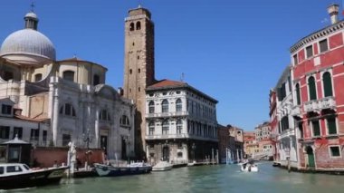 Venedik, İtalya - 20 Nisan 2019: Venedik, doğa, vatandaşlar ve turistlerin turistik mekanlarında su otobüsünden (vaporetto, kanal teknesi, vapur, toplu taşıma için kullanılan motorlu tekne) görünümü.