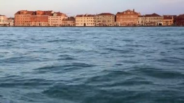 Venedik, İtalya - 20 Nisan 2019: Venedik, doğa, vatandaşlar ve turistlerin turistik mekanlarında su otobüsünden (vaporetto, kanal teknesi, vapur, toplu taşıma için kullanılan motorlu tekne) görünümü.