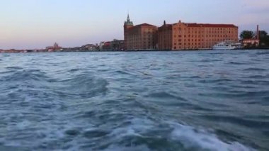 Venedik, İtalya - 20 Nisan 2019: Venedik, doğa, vatandaşlar ve turistlerin turistik mekanlarında su otobüsünden (vaporetto, kanal teknesi, vapur, toplu taşıma için kullanılan motorlu tekne) görünümü.