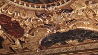 Venedik, Veneto, İtalya - 20 Nisan 2019: Doge Palace'ın iç mekanındaki sanat detayları (Palace Ducale).