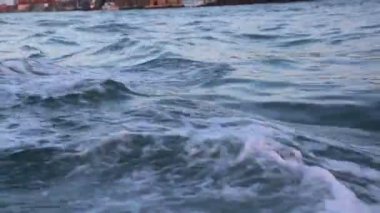 Venedik, İtalya - 20 Nisan 2019: Venedik, doğa, vatandaşlar ve turistlerin turistik mekanlarında su otobüsünden (vaporetto, kanal teknesi, vapur, toplu taşıma için kullanılan motorlu tekne) görünümü.