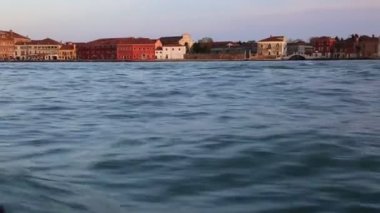 Venedik, İtalya - 20 Nisan 2019: Venedik, doğa, vatandaşlar ve turistlerin turistik mekanlarında su otobüsünden (vaporetto, kanal teknesi, vapur, toplu taşıma için kullanılan motorlu tekne) görünümü.
