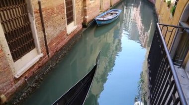 Venedik, İtalya - 20 Nisan 2019: Venedik, doğa, vatandaşlar ve turistlerin turistik mekanlarında su otobüsünden (vaporetto, kanal teknesi, vapur, toplu taşıma için kullanılan motorlu tekne) görünümü.