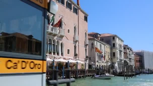 Venice Itália Abril 2019 Vista Ônibus Aquático Vaporetto Barco Canal — Vídeo de Stock