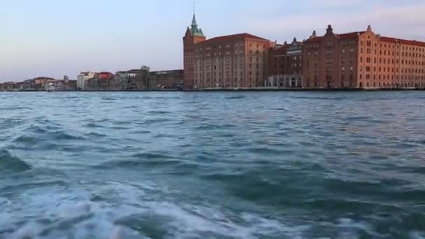 Venedig Italien April 2019 Utsikt Från Vattenbussen Vaporetto Kanalbåt Ångbåt — Stockvideo