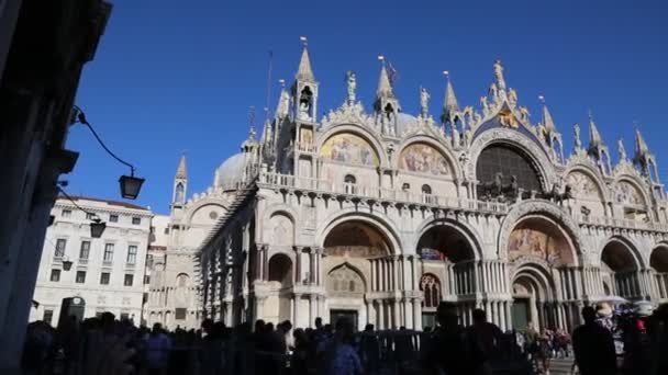 意大利威尼斯 2019年4月20日 意大利威尼斯圣马可大教堂景观 威尼斯大教堂教堂自1807年以来 它建于9世纪 以容纳圣马可的遗迹 并在11世纪重建 — 图库视频影像