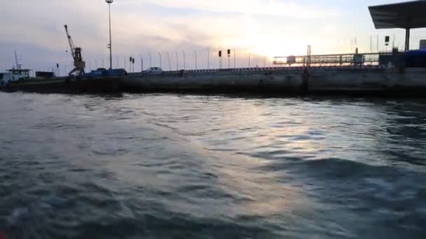 意大利威尼斯 2019年4月20日 从水上巴士 运河船 用于公共交通的摩托艇 查看城市威尼斯的景点 市民和游客 — 图库视频影像