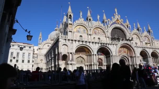 意大利威尼斯 2019年4月20日 意大利威尼斯圣马可大教堂景观 威尼斯大教堂教堂自1807年以来 它建于9世纪 以容纳圣马可的遗迹 并在11世纪重建 — 图库视频影像