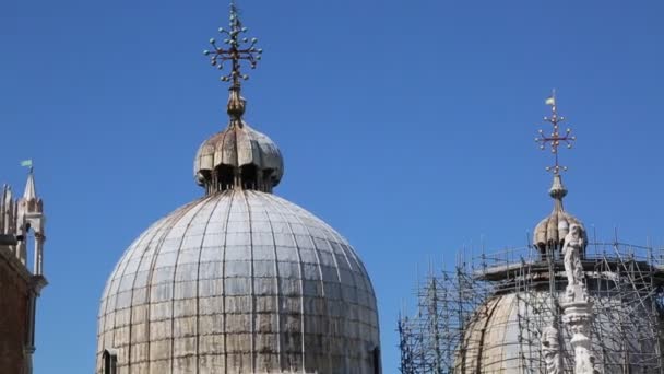 ヴェネツィア イタリア 2019年4月20日 サンマルコ大聖堂 ヴェネツィア イタリアの景色 1807年以来 ヴェネツィアの大聖堂教会 9世紀にサンマルコの遺物を収容するために建てられ 11世紀に再建されました — ストック動画