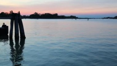 Burano adasında güzel gün batımı, Veneto, İtalya.