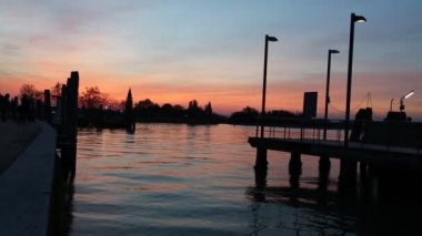 Burano adasında güzel gün batımı, Veneto, İtalya.