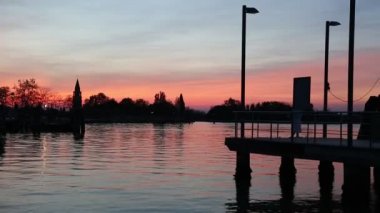 Burano adasında güzel gün batımı, Veneto, İtalya.