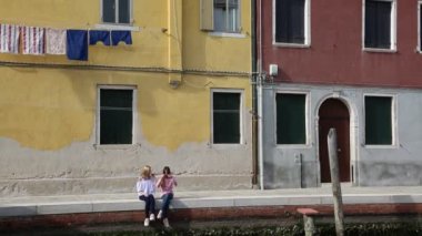 Avrupalı genç kızlar Murano, Veneto, İtalya yaz günü açık sohbet.