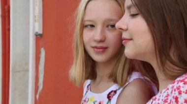 Avrupalı genç kızlar Murano, Veneto, İtalya yaz günü açık sohbet.