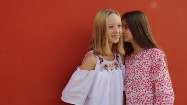 Avrupalı genç kızlar Murano, Veneto, İtalya yaz günü açık sohbet.