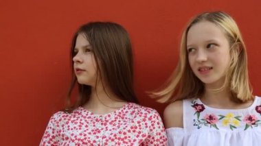 Avrupalı genç kızlar Murano, Veneto, İtalya yaz günü açık sohbet.