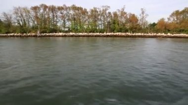 Burano, Veneto, İtalya - 21 Nisan 2019: Tekne gezisi sırasında renkli Burano adası