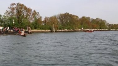 Burano, Veneto, İtalya - 21 Nisan 2019: Tekne gezisi sırasında renkli Burano adası