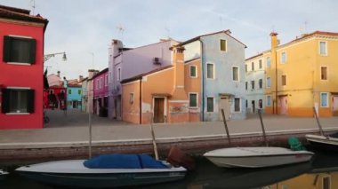 Burano, Veneto, İtalya - 21 Nisan 2019: Gün batımında Renkli Burano adası.