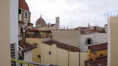 Floransa, İtalya - 24 Nisan 2019: Floransa, İtalya 'da güzel çatı kiremitleri ve binalar