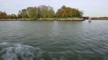 Burano, Veneto, İtalya - 21 Nisan 2019: Renkli Burano adası yakınlarındaki tekneyle açılmak