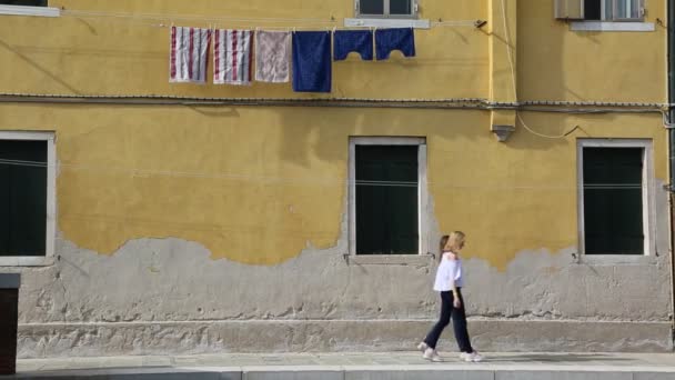 European Teen Girls Chatting Outdoor Summer Day Murano Veneto Italy — Stock Video