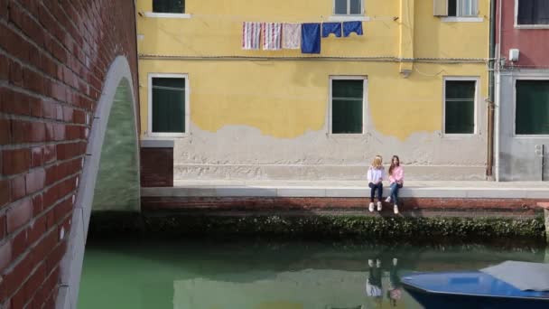 欧洲少女在夏天在意大利威尼托的穆拉诺户外聊天 — 图库视频影像
