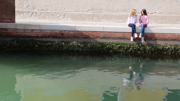 Європейські Дівчинки Підлітка Чаті Відкритому Повітрі Літній День Мурано Венето — стокове відео