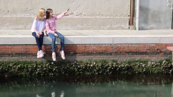 ヨーロッパの十代の女の子は ムラーノ ヴェネト イタリアの夏の日に屋外でおしゃべりしています — ストック動画