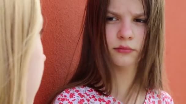 Europeu Adolescente Meninas Estão Conversando Livre Dia Verão Murano Veneto — Vídeo de Stock