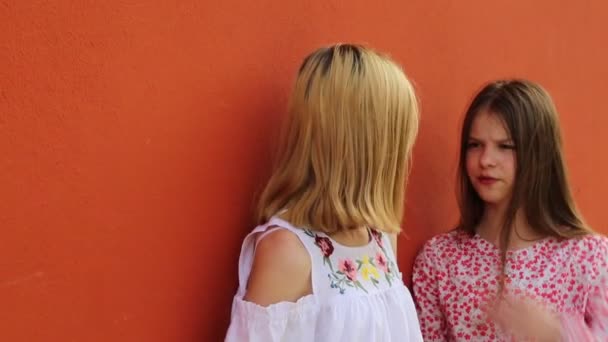 Europeu Adolescente Meninas Estão Conversando Livre Dia Verão Murano Veneto — Vídeo de Stock