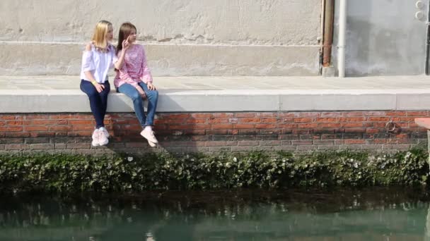 European Teen Girls Chatting Outdoor Summer Day Murano Veneto Italy — Stock Video