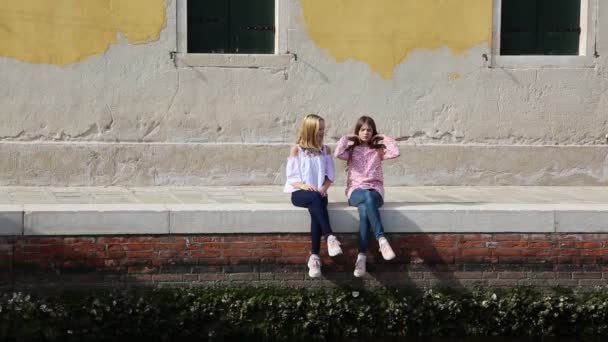 Europese Tiener Meisjes Chatten Buiten Zomerdag Murano Veneto Italië — Stockvideo
