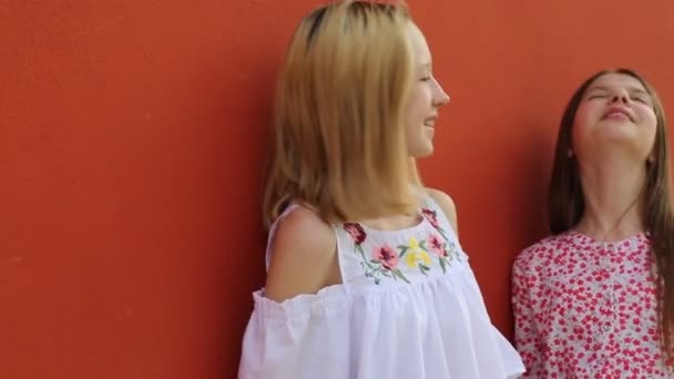 Europeu Adolescente Meninas Estão Conversando Livre Dia Verão Murano Veneto — Vídeo de Stock
